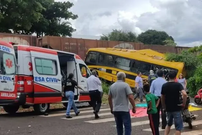 Com a batida, o ônibus foi arrastado por cerca de 30 metros