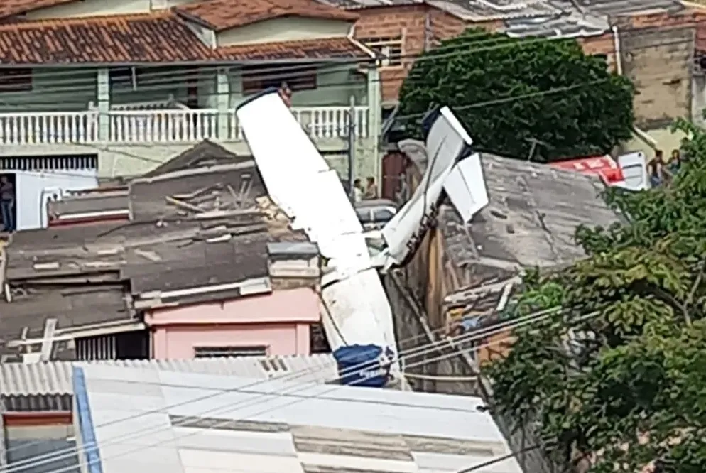 A aeronave colidiu em duas residências.
