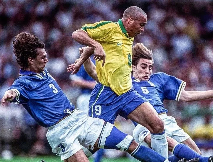 Ronaldo entre dois adversários durante a Copa do Mundo da França, em 1998