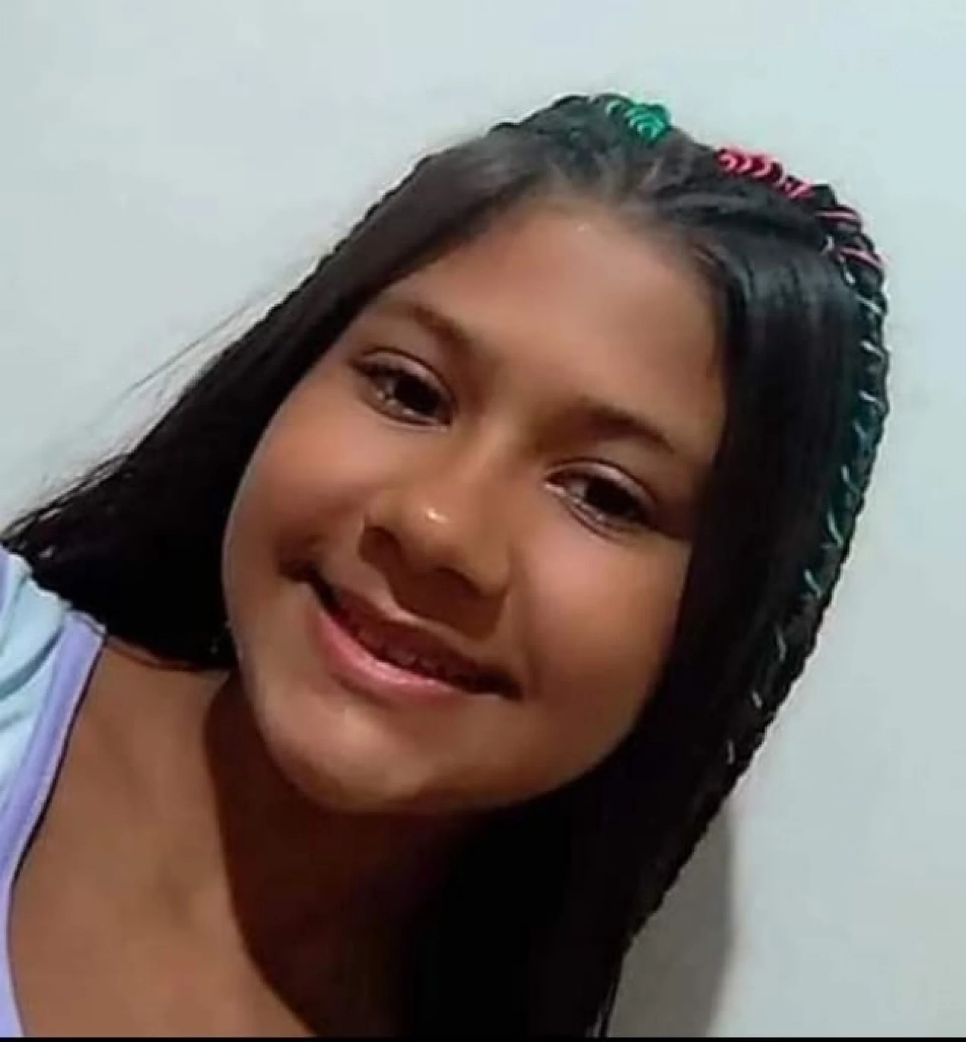 Família busca informações sobre menina de 12 anos desaparecida