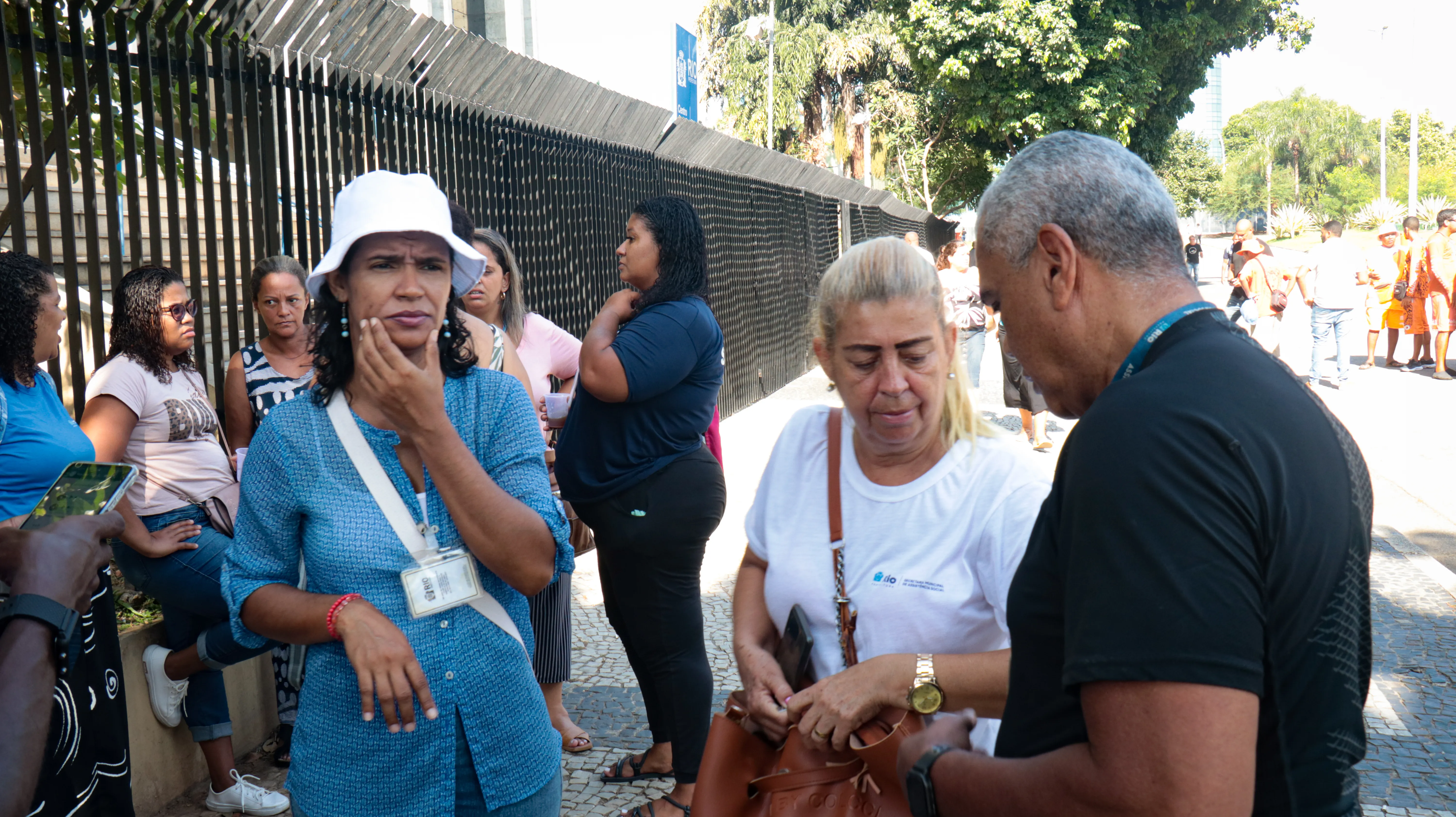 Educadores em frente à Prefeitura do Rio para cobrar uma solução