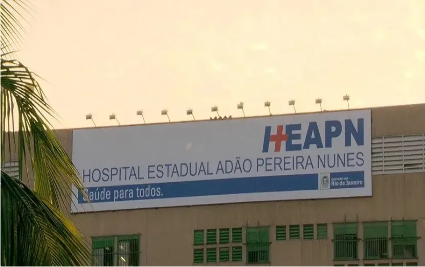 Militar foi levada com ferimentos para o Hospital Adão Pereira Nunes