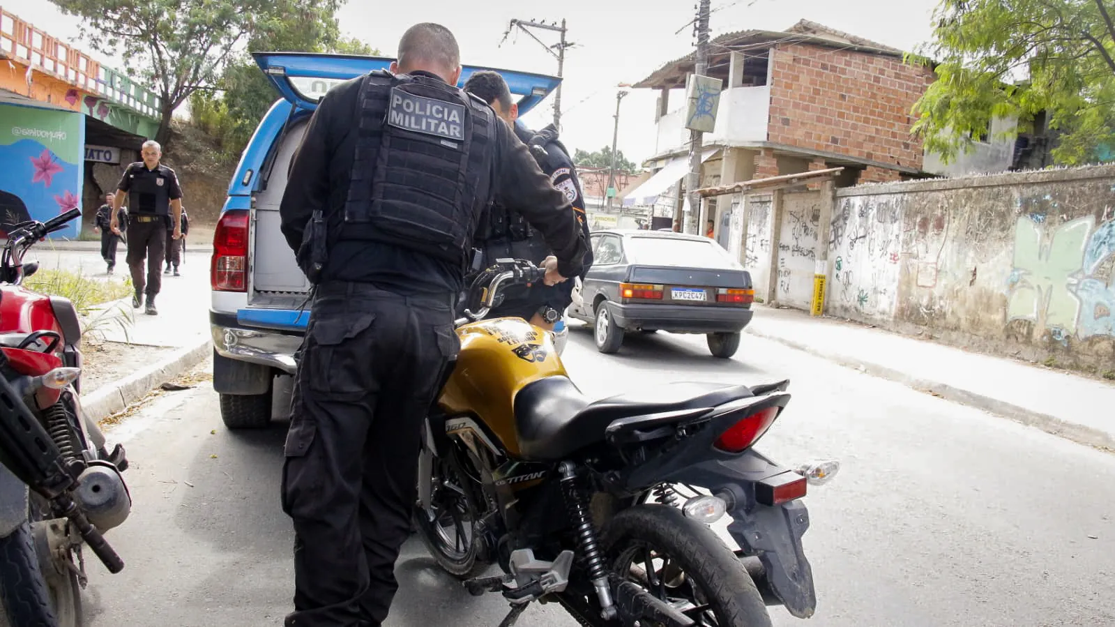 Policial conduz moto aprendida no local