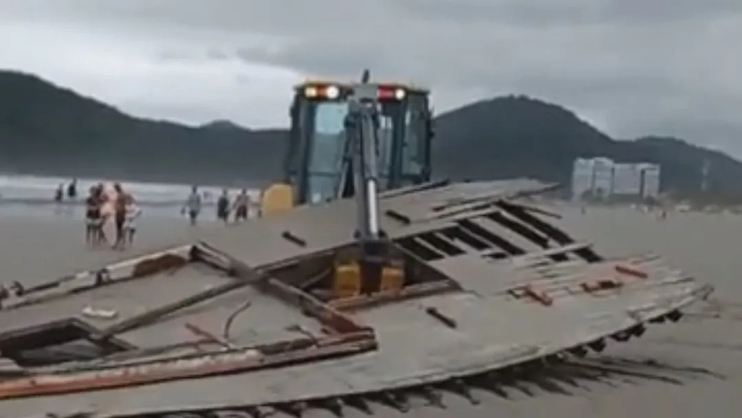 Destroços da embarcação estão sendo retirados da praia