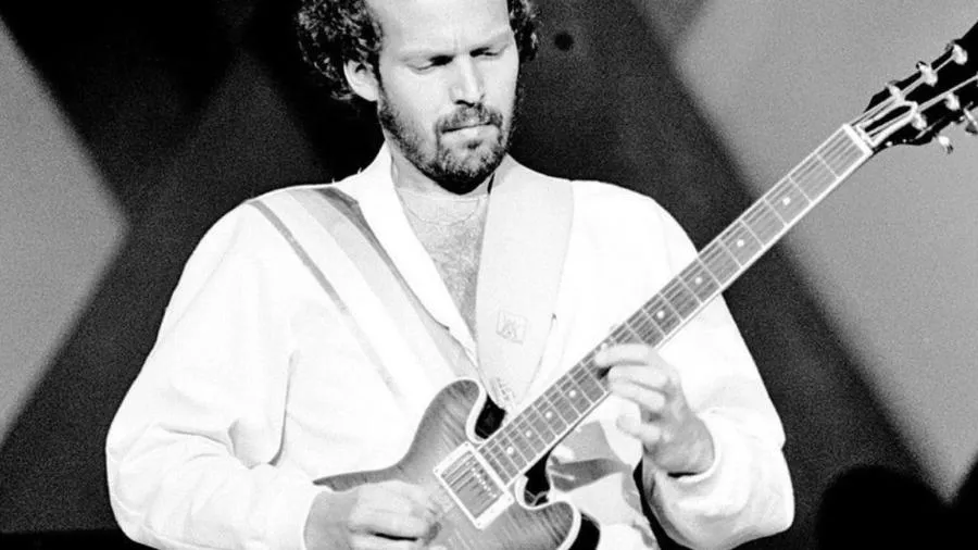 Lasse começou a carreira como guitarrista em 1960