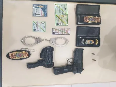 Falso agente de segurança foi preso com duas pistolas, algema, distintivo e carteiras funcionais