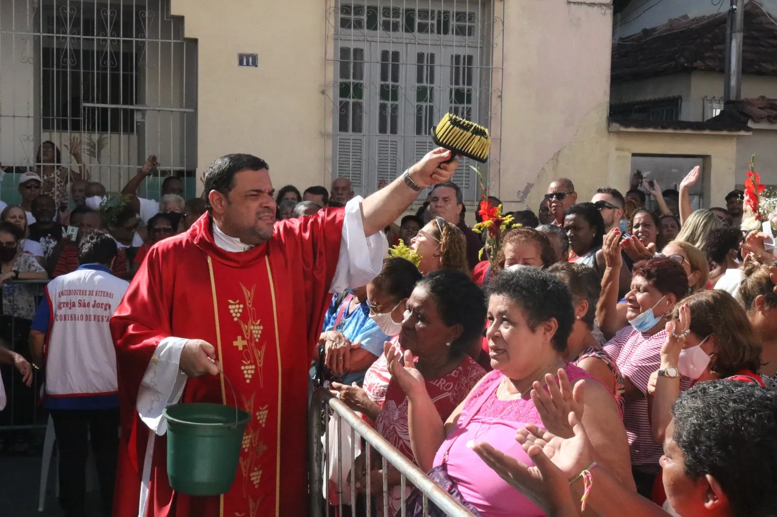 Padre Wallace Dahan dos Santos abençoa fiéis