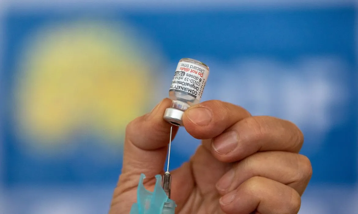 Cerca de 97 milhões de brasileiros poderão ser vacinados com a bivalente