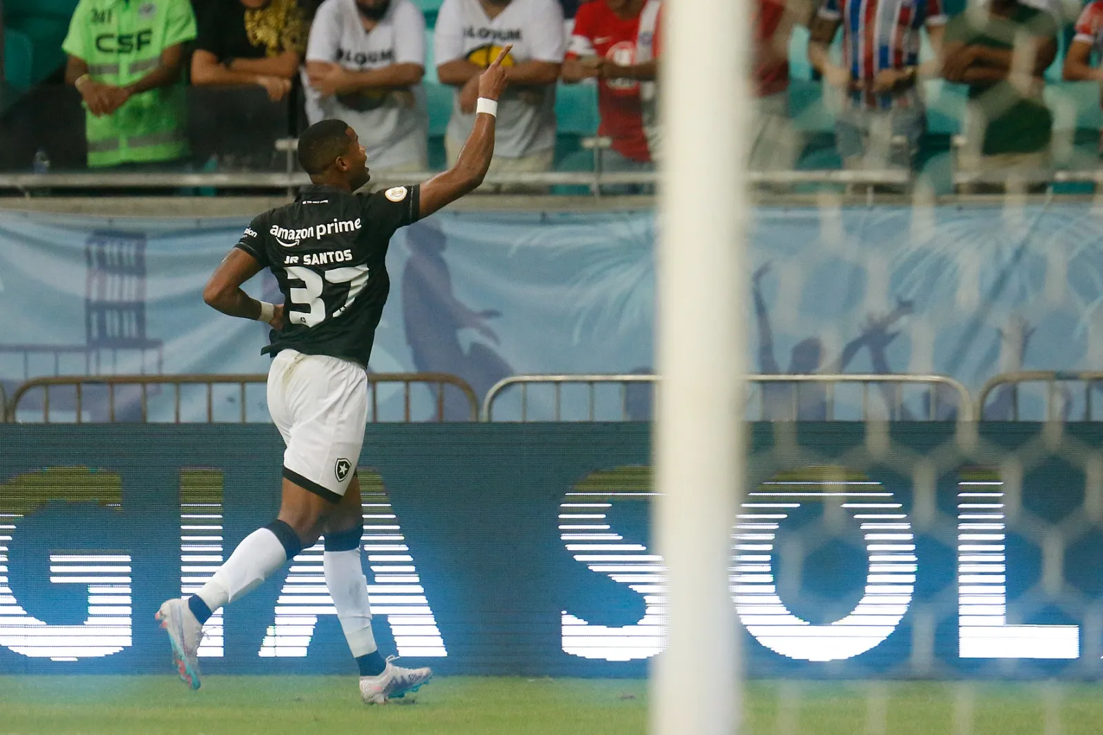 Com gols de Júnior Santos e Tchê Tchê, o Glorioso levou a melhor