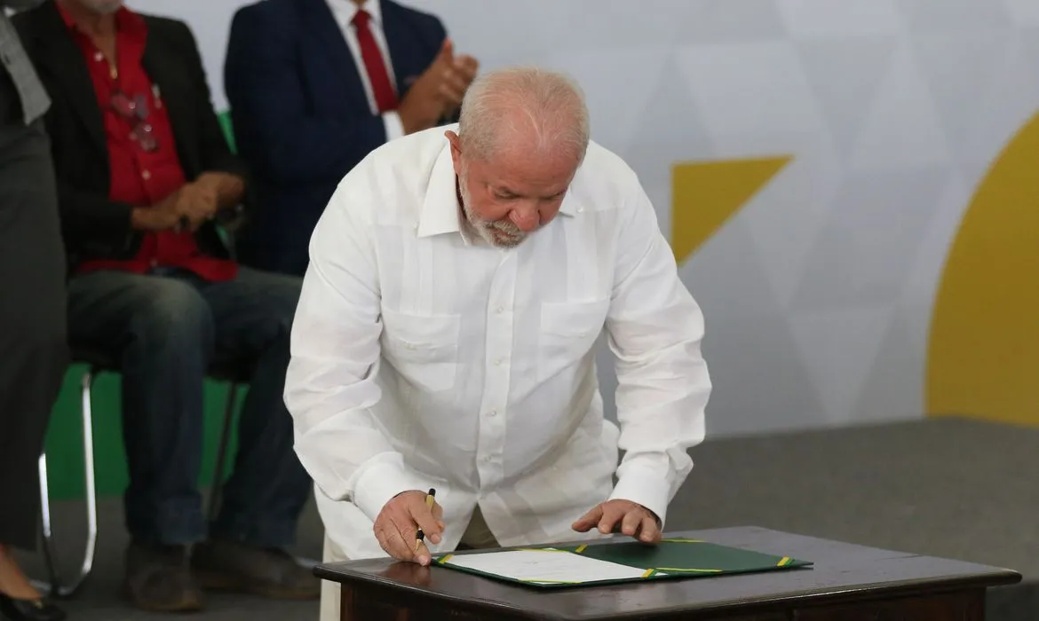 Presidente Lula assinou a lei em cerimônia no Palácio do Planalto