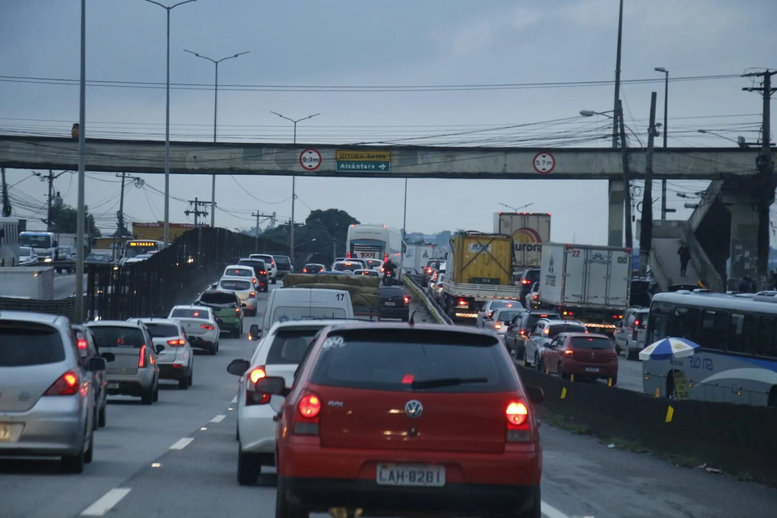 Congestionamento começa em Marambaia, SG, e vai até Manilha, Itaboraí