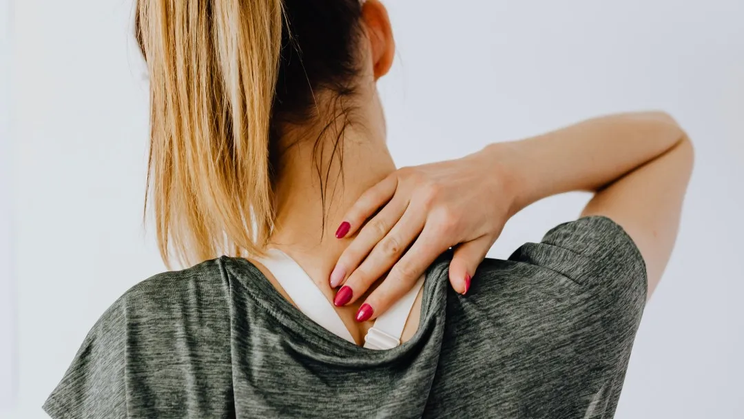Sentir dores frequentes nas costas pode ser sinal de bloqueio no chakra básico