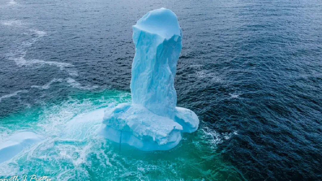 Fotógrafo registra imagem de iceberg em formato de pênis