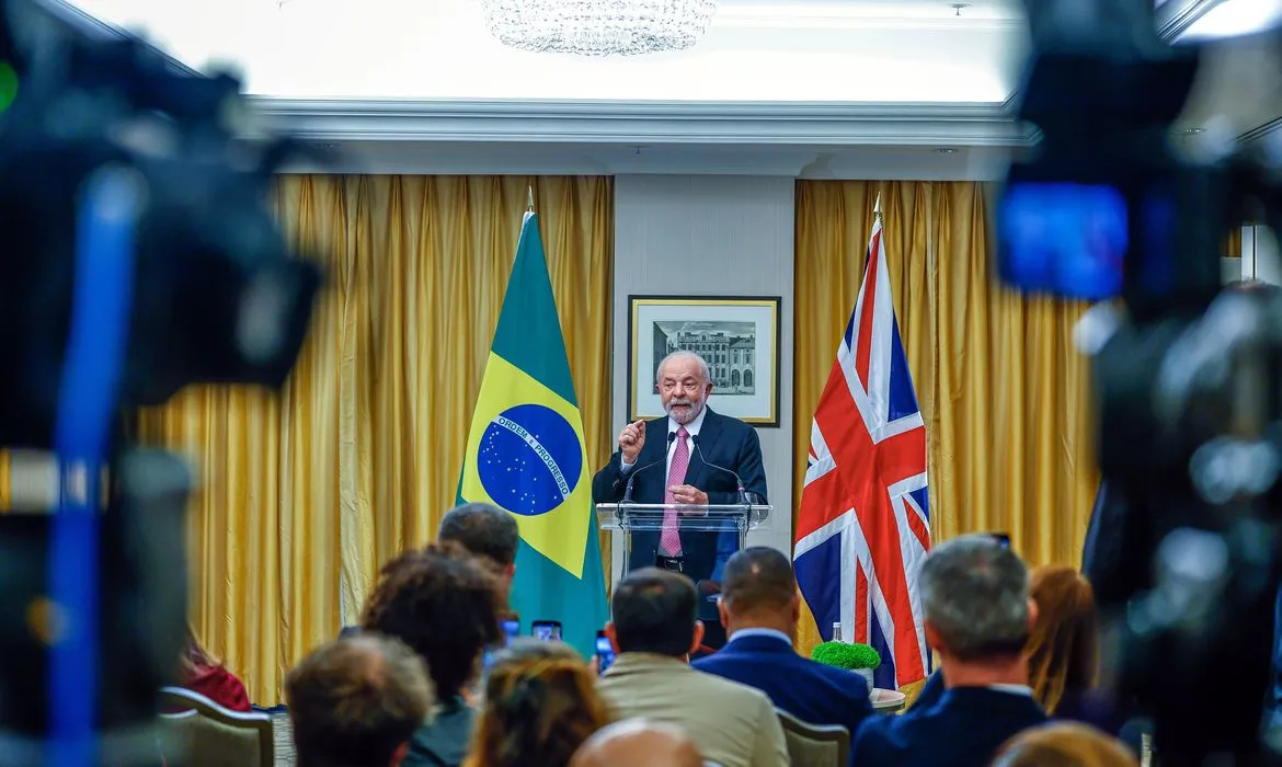 Lula conversou com jornalistas, em Londres, onde participou da coroação do Rei Charles III.