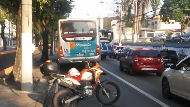Ônibus enguiçado na faixa exclusiva da Alameda São Boaventura, altura do Horto do Fonseca