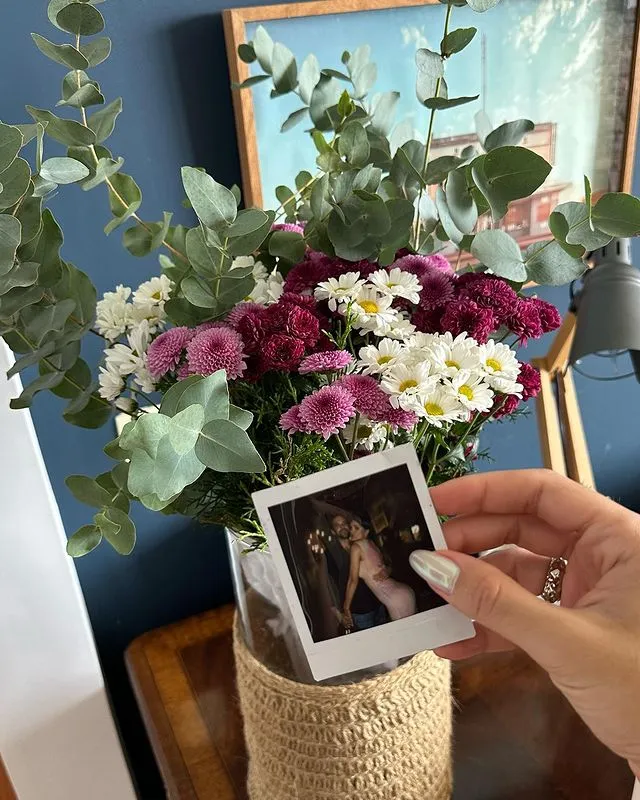 Foto e flores que Rafa recebeu foram postados em suas redes sociais