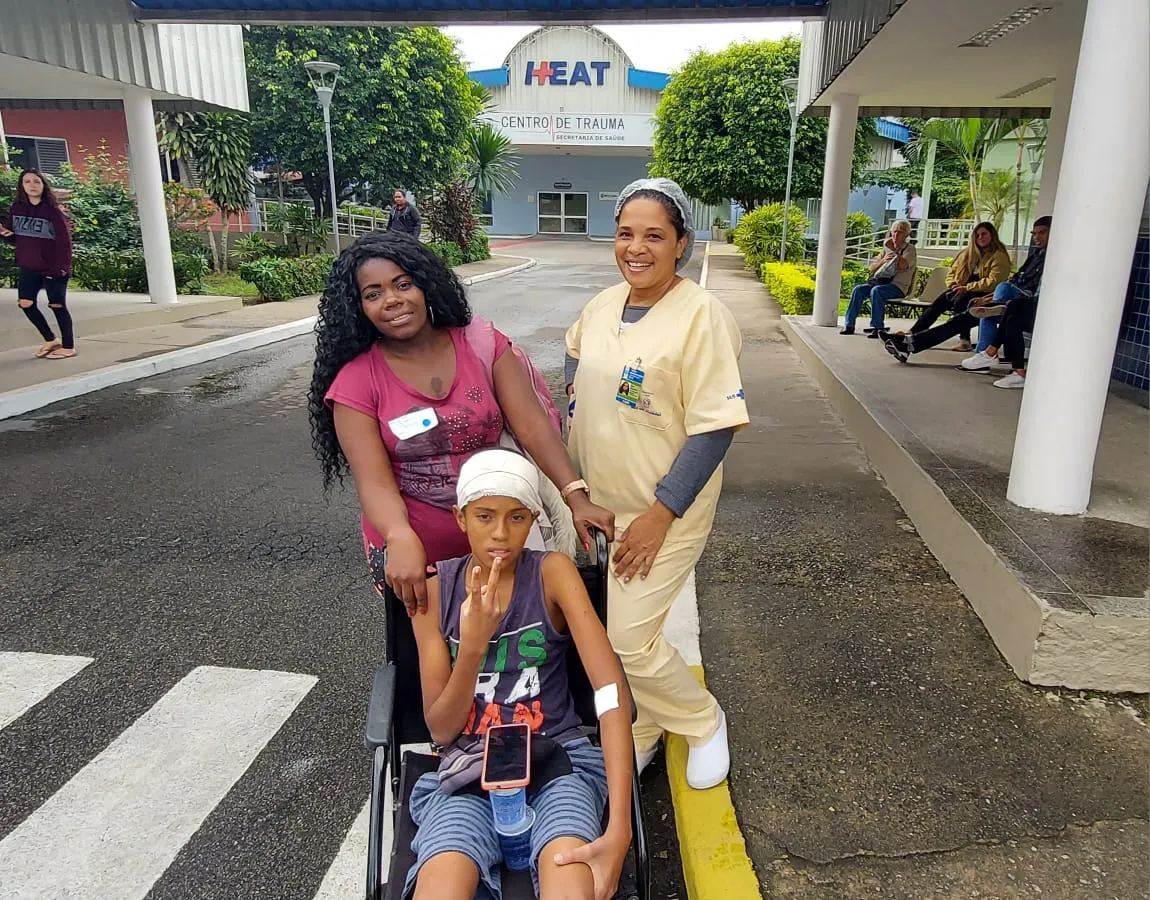 Luiz Davi Freire da Costa, de 12 anos, sua mãe e enfermeira no Heat