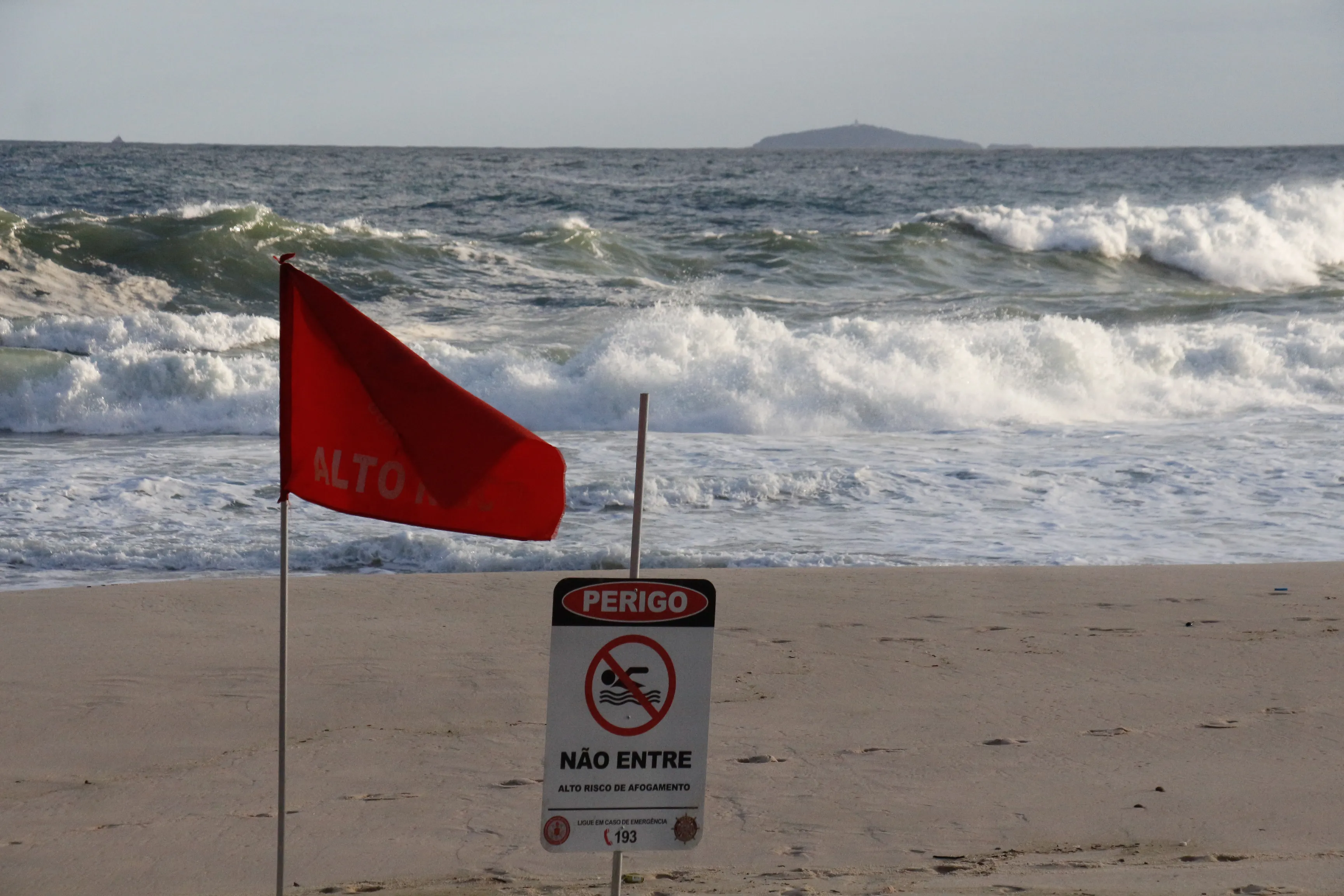 Bandeiras vermelhas e placas de perigo foram instaladas na areia das praias para orientar os banhistas