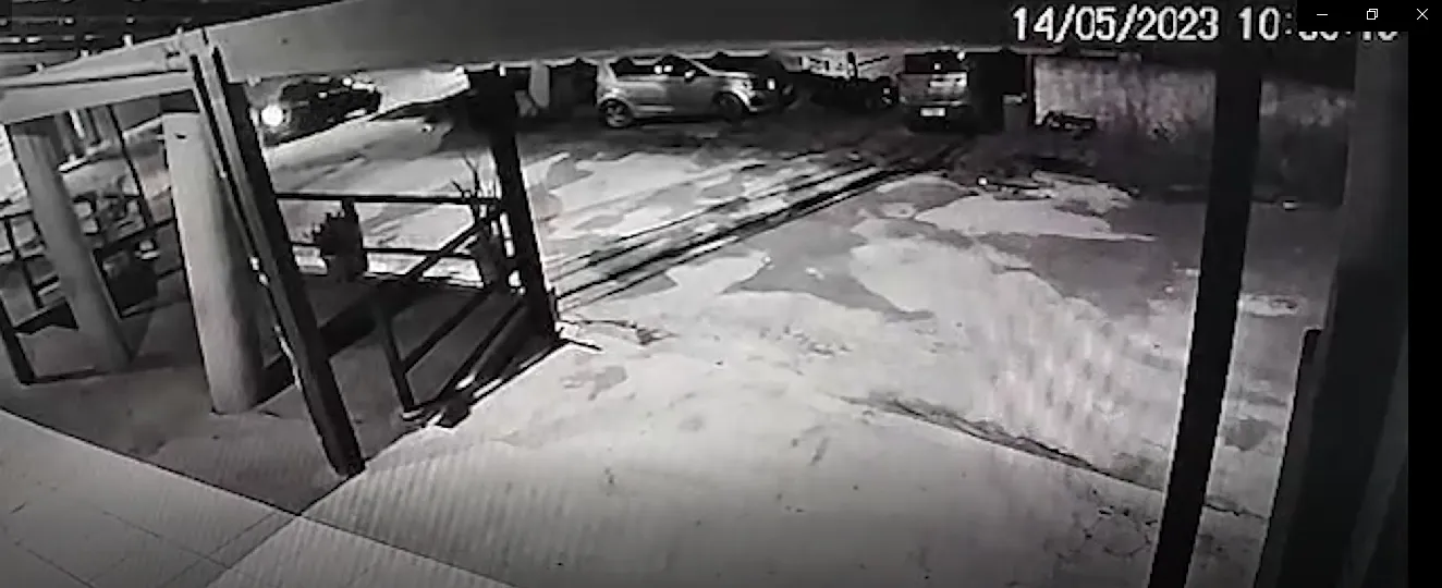 Câmeras de segurança flagraram o momento em que ele passou com o veículo duas vezes por cima dela