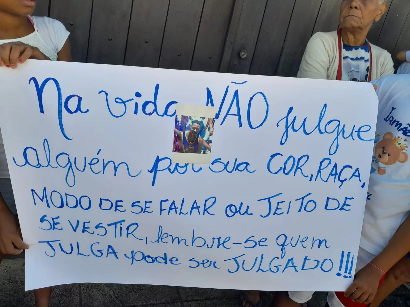 Imagem ilustrativa da imagem Familiares de jovem baleado nas costas em Niterói pedem por paz
