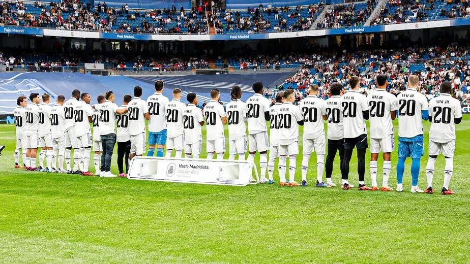 Jogadores do Real Madrid vestiram uma camisa com o número e nome de Vini Jr. em homenagem