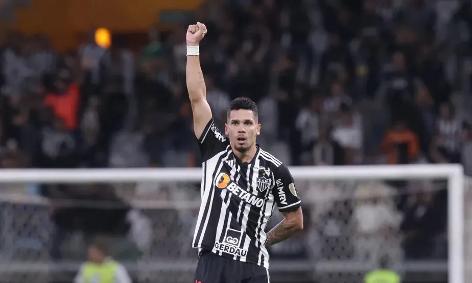 Paulinho, do Atlético-MG, marcou dois gols no meio de semana pela Libertadores e homenageou Vini Jr., que sofreu racismo na Espanha, com o punho erguido