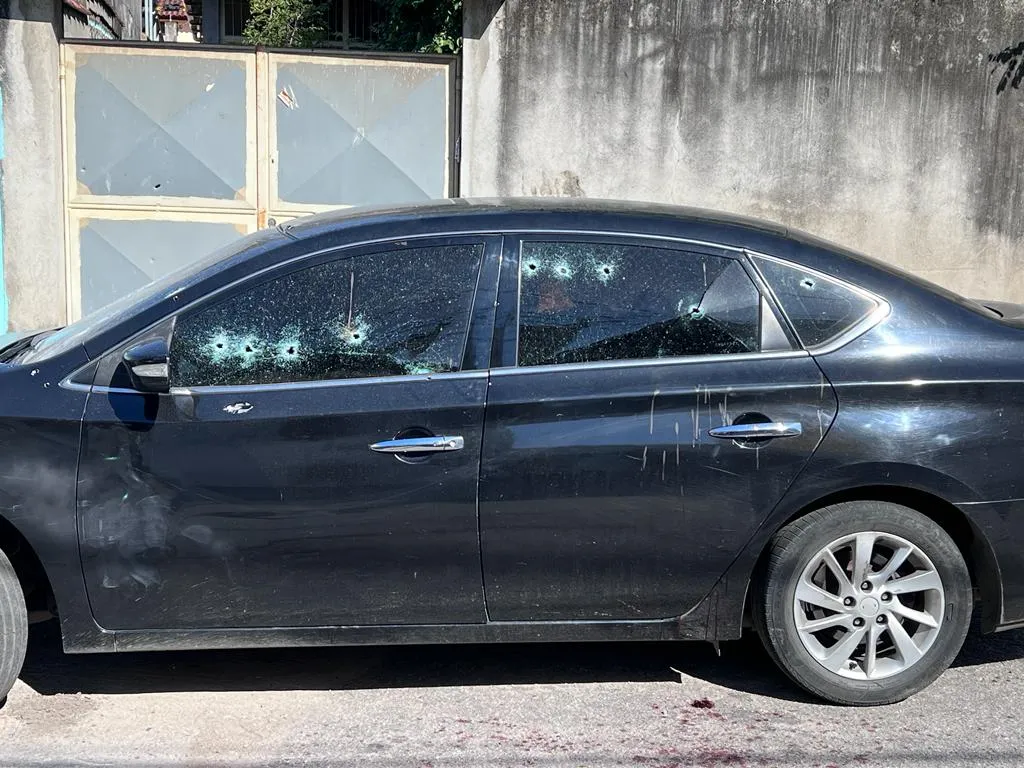 O carro do secretário foi atingido por dez disparos