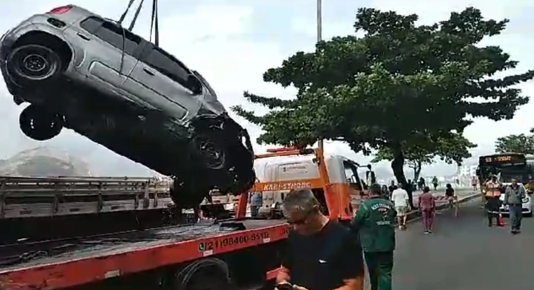 A Secretaria de Conservação e Serviços Públicos foi responsável por retirar o veículo da Baía de Guanabara