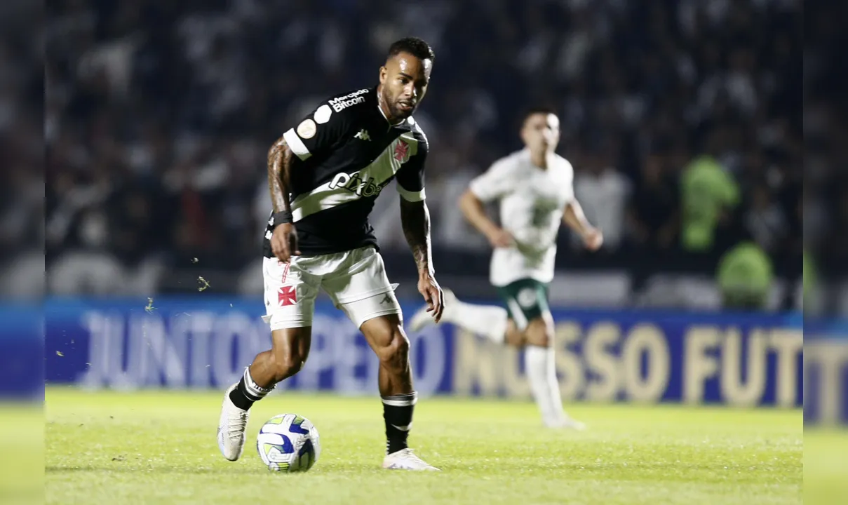 Alex Teixeira conduz a bola durante confronto contra o Goiás