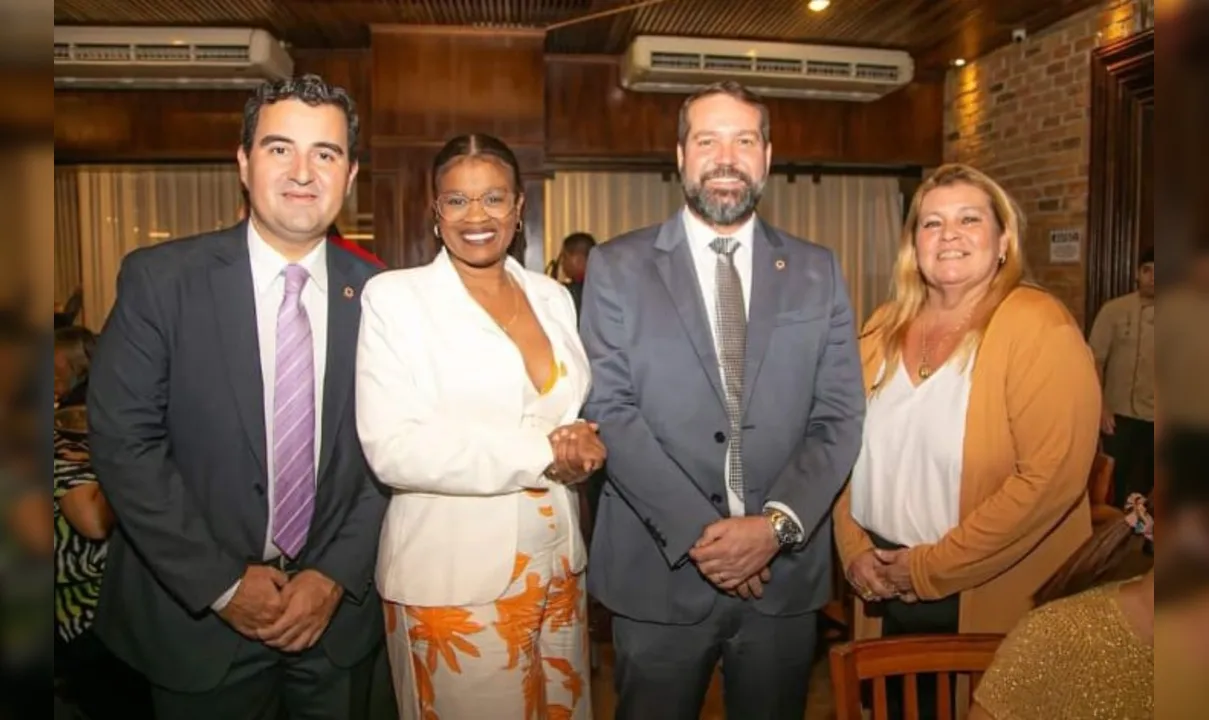 Na foto, estão presentes: Junior Rodrigues (diretor da Escola Superior de Advocacia), Jaqueline dos Santos (presidente da CIR de Niterói), Pedro Gomes (presidente da OAB Niterói) e Andrea Kraemer (presidente da CDHC)