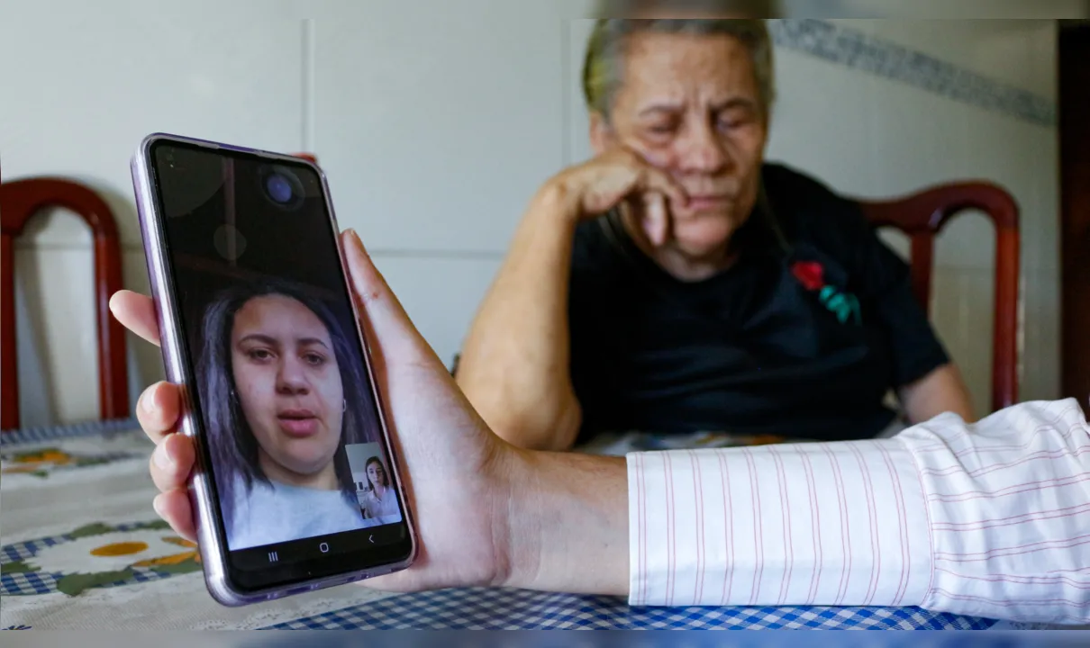 Thayna conta que era impedida de visitar a filha, ao fundo a avô Abgail Cardoso, de 63 anos, chora