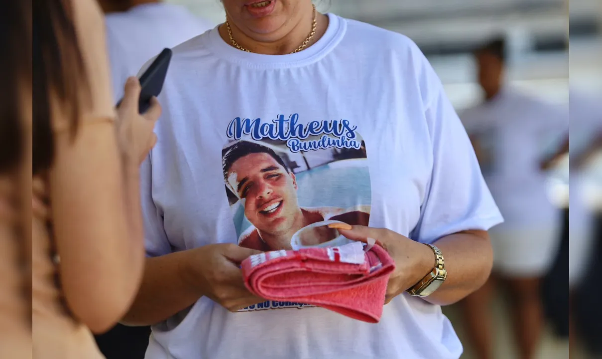 Familiares com camisa co mo rosto de Matheus no Cemitério Maruí, em Niterói