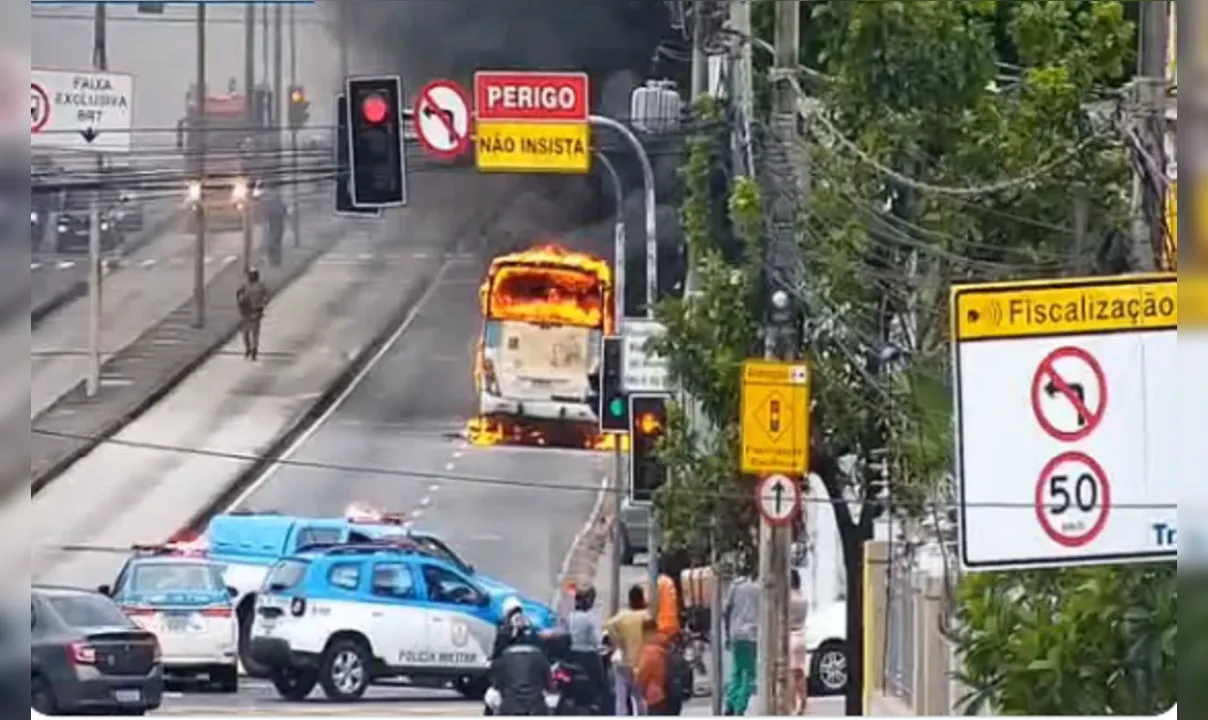 PM encontrou três corpos dentro de um carro na Rua Dr. Jaime Marques