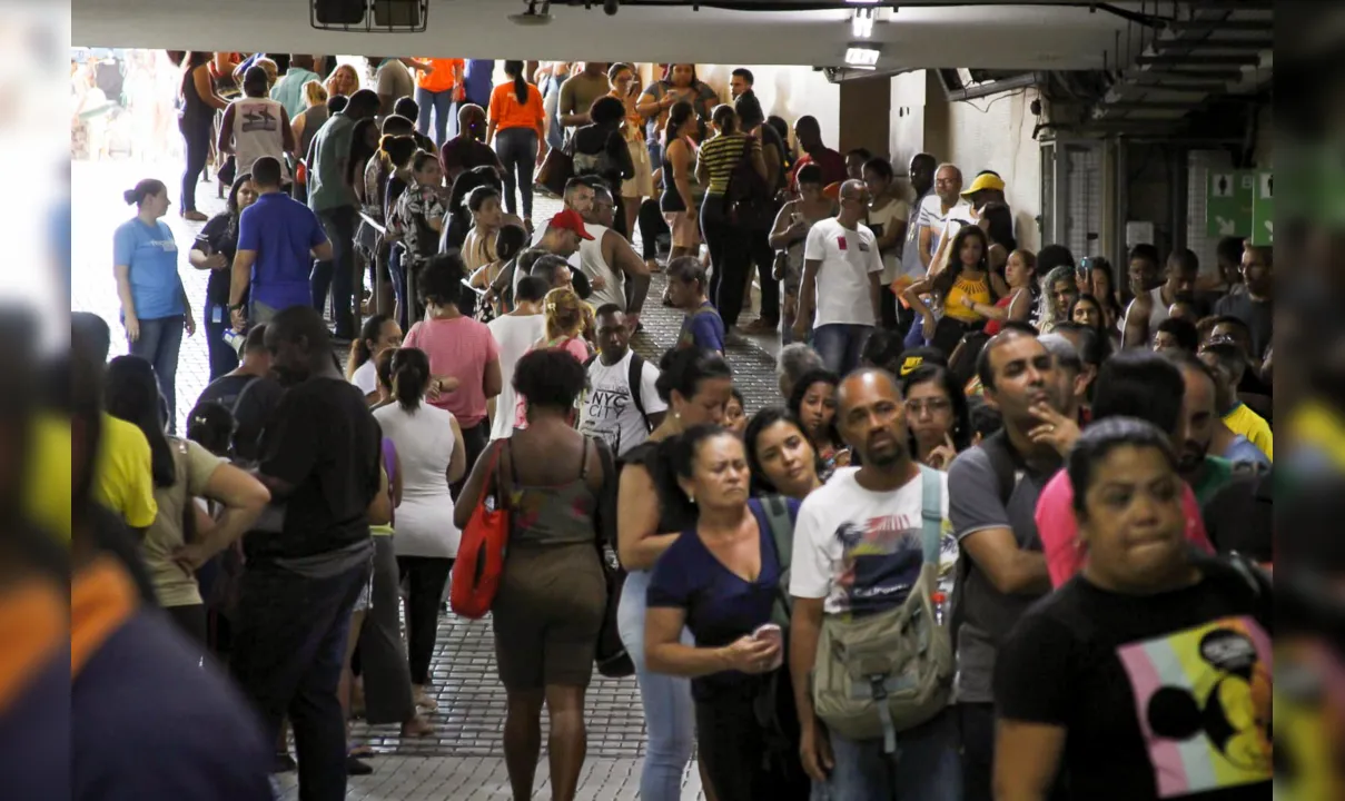 No posto de atendimento da Central do Brasil, no Centro do Rio, muita gente aguarda para conseguir o cadastro e pagar mais barato no modal