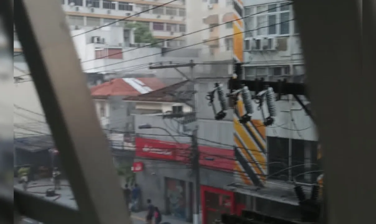 O incêndio acontece na rua Gavião Peixoto