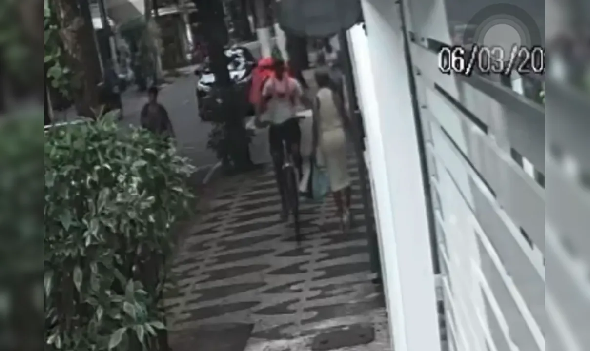 Homem numa bicicleta e baú térmico rouba colar de mulher em Niterói