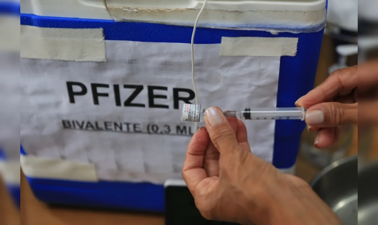A primeira fase da vacinação esta sendo realizada Pfizer bivalente