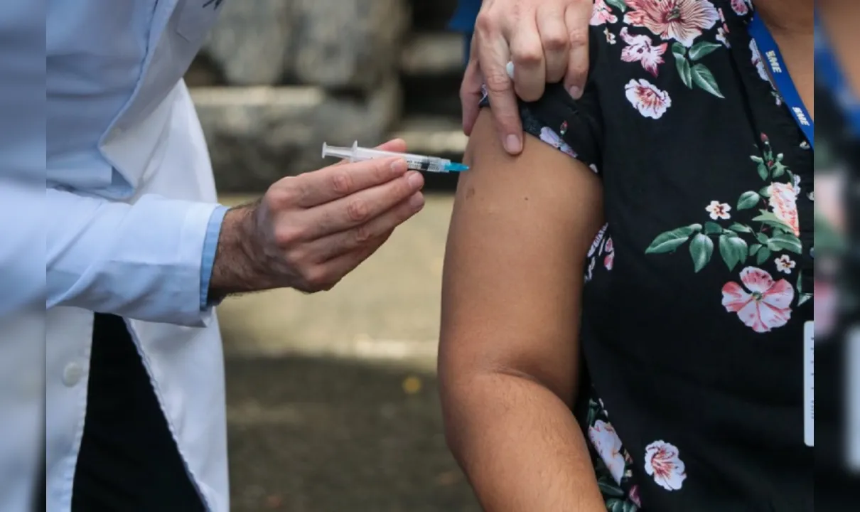 Grupos prioritários serão os primeiros a receber a vacina bivalente