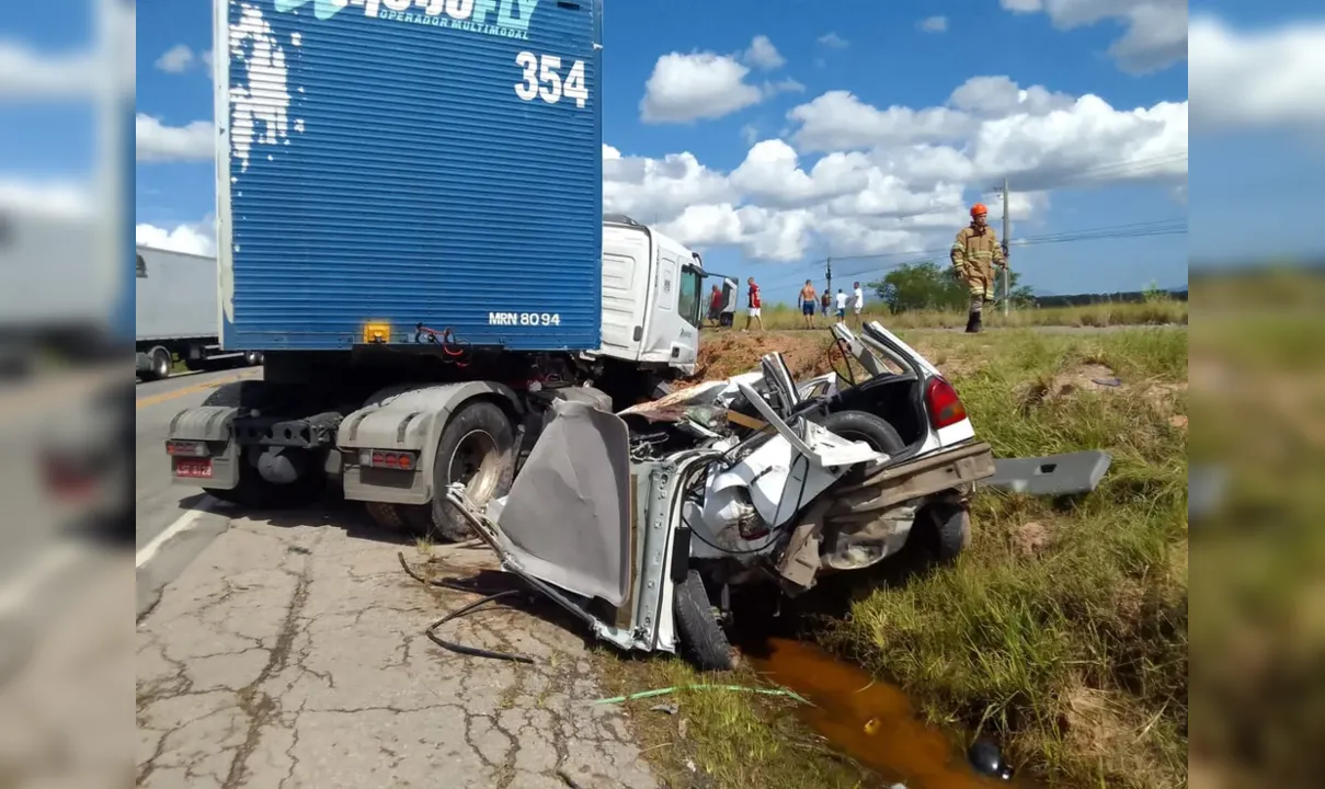 Motorista do caminhão contou à polícia que tentou desviar de uma carreta no sentido contrário da via