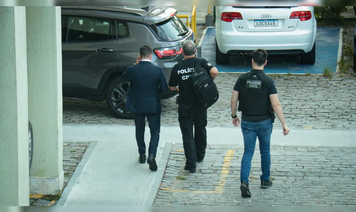 Agentes chegaram por volta das 6h no edifício em Niterói