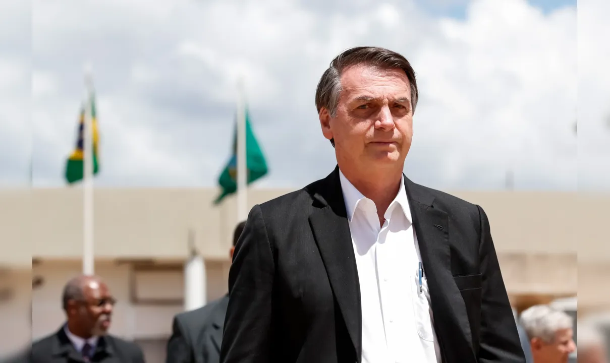 Bolsonaro planejava desfile em carro aberto após chegar ao Brasil