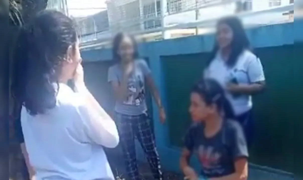 Imagem ilustrativa da imagem Aluna é humilhada por colegas em pátio de escola no Rio; vídeo
