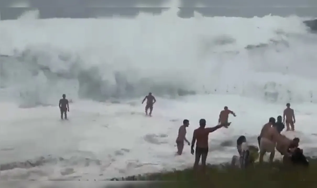 Banhistas se assustaram com as ondas provocadas pelo Ciclone-bomba