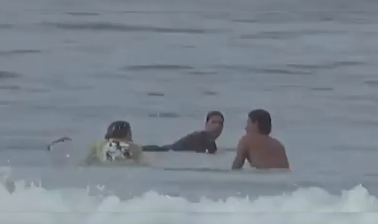 JP Azevedo deu um soco na surfista norte-americana Sara Taylor