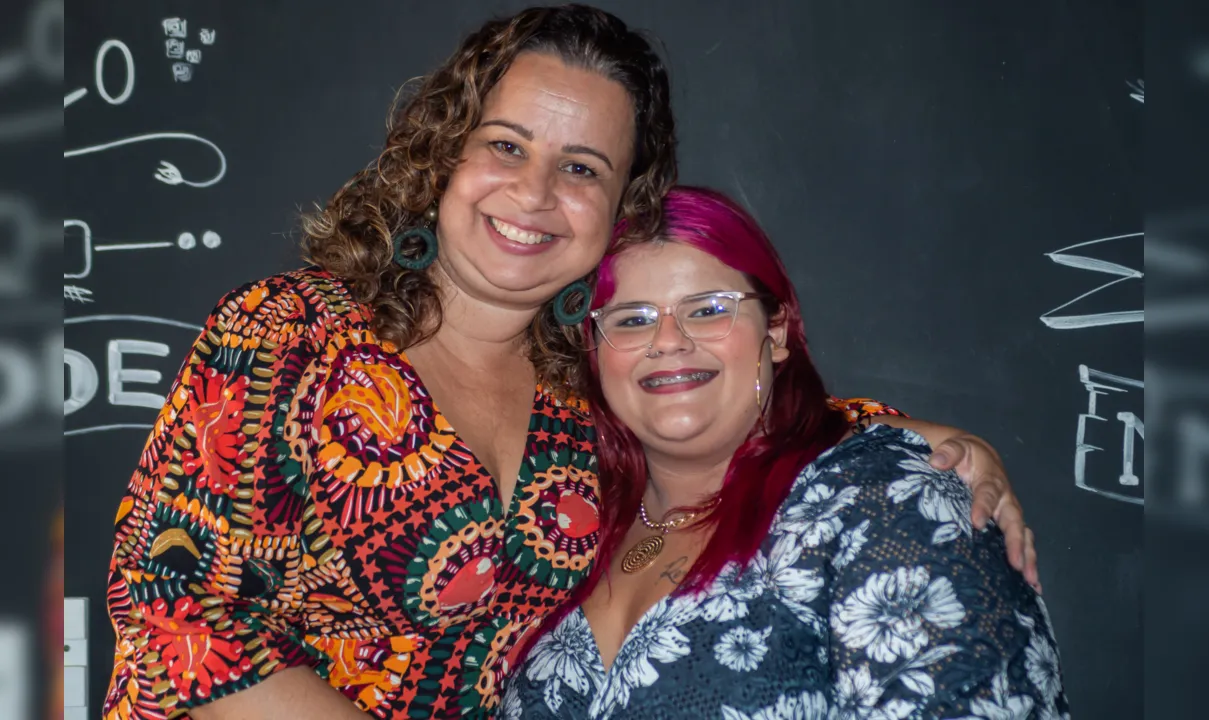 Diretora Vanessa Mesquita e a universitária Anna Carolina Mendes