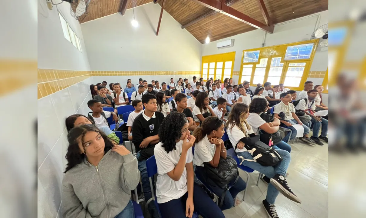 Jovens do Ensino Fundamental Colégio Estadual Amanda Velasco, em São Gonçalo, participaram de roda de conversa