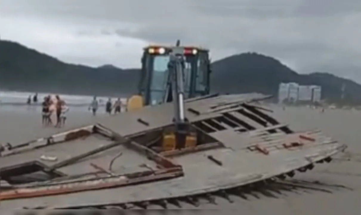 Destroços da embarcação estão sendo retirados da praia