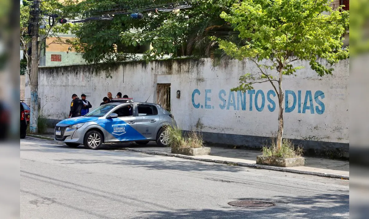 Uma viatura foi posicionada em frente ao Colégio Santos Dias, em Neves