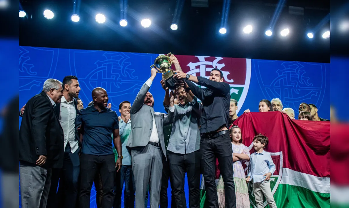 Jogadores do Fluminense erguem a taça de campeão Carioca de 2023 durante premiação