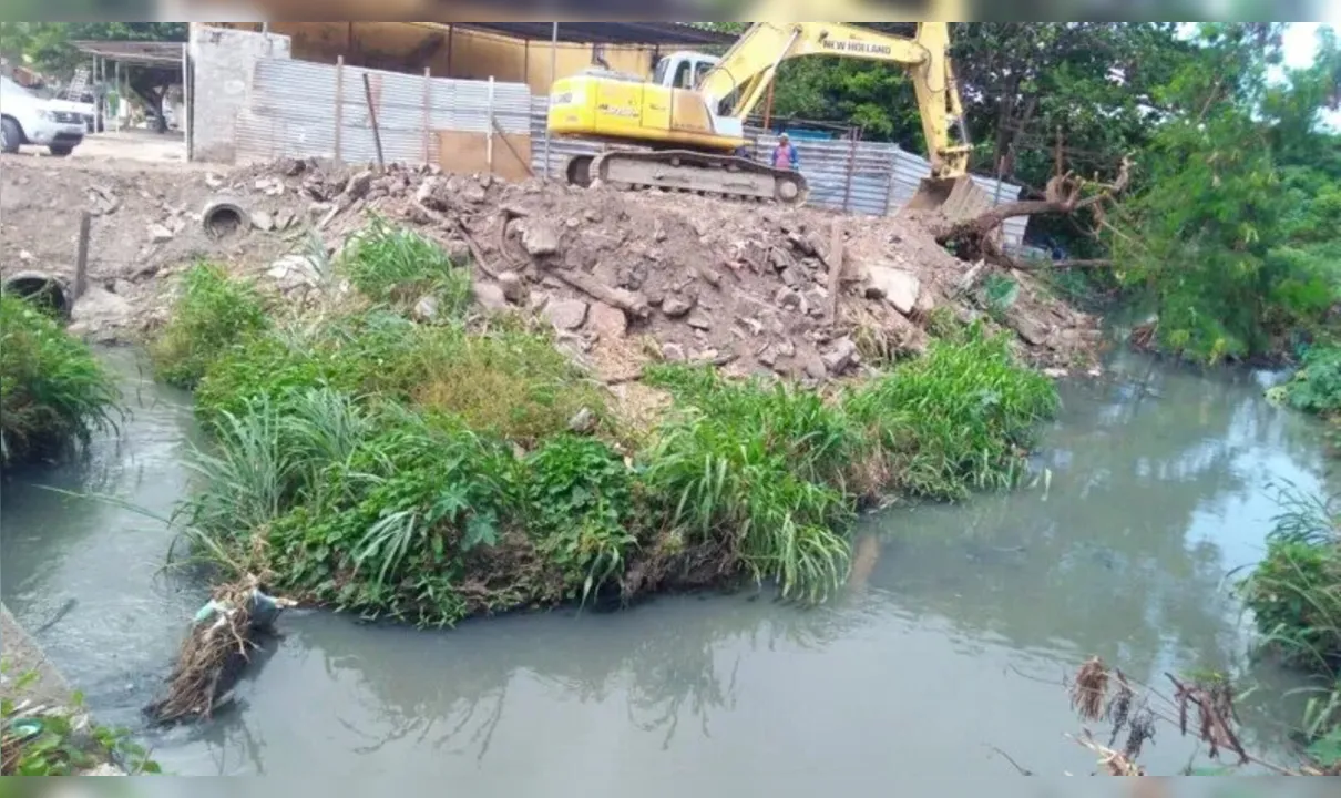 Esgoto está sendo despejado diretamente no Rio Imboaçu